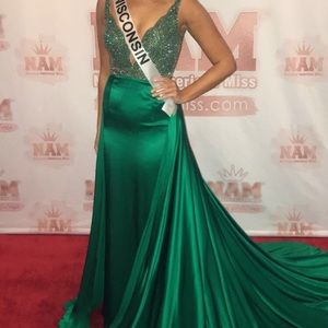 Size 2/4 Emerald Green CUSTOM Sherri Hill gown.